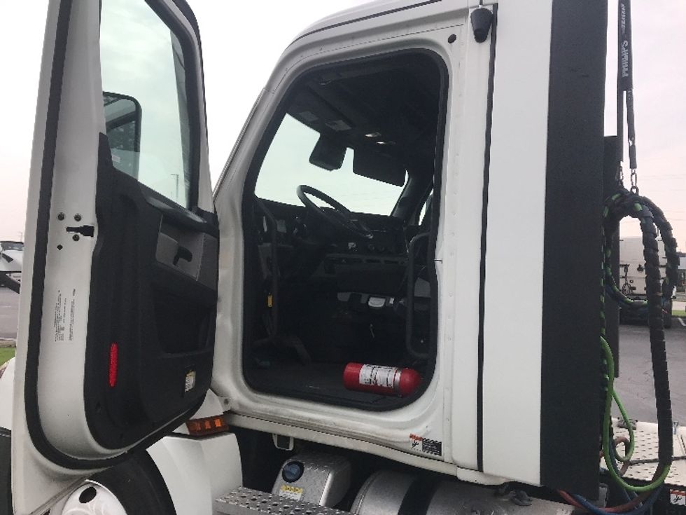 Day Cab Tractor-Heavy Duty Tractors-Freightliner-2021-T12664ST-Louisville-KY-553,545\n\t\tmiles-$ 43,750 - Image 9