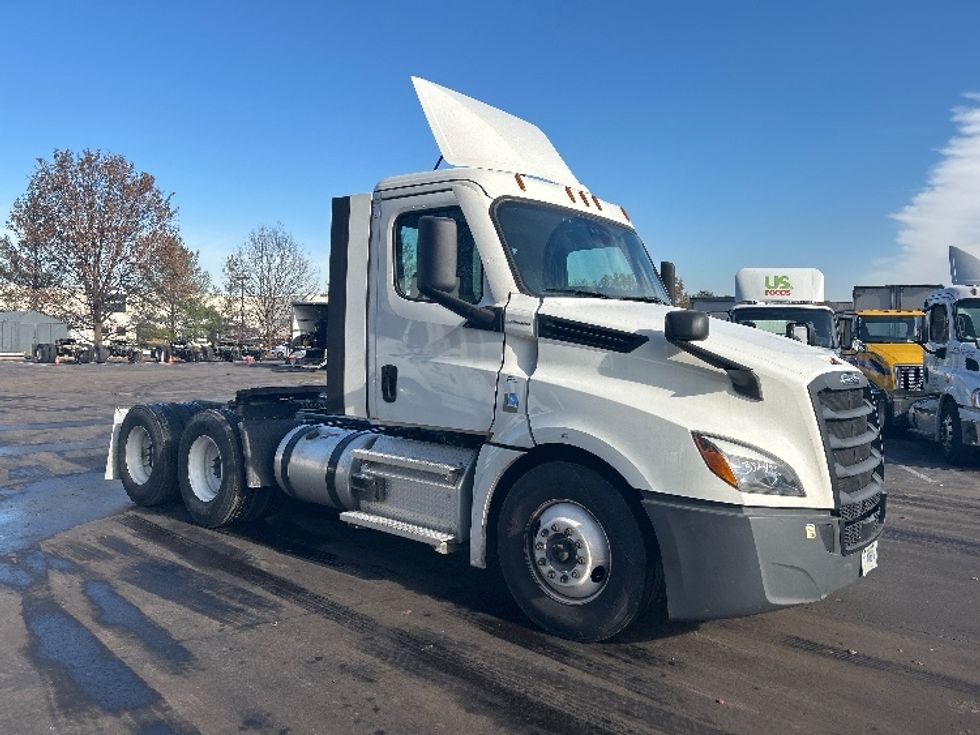 Day Cab Tractor-Heavy Duty Tractors-Freightliner-2021-T12664ST-Louisville-KY-642,919\n\t\tmiles-$ 27,250 - Image 1