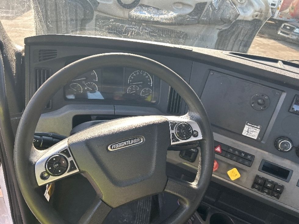 Day Cab Tractor-Heavy Duty Tractors-Freightliner-2021-T12664ST-Louisville-KY-642,919\n\t\tmiles-$ 27,250 - Image 11