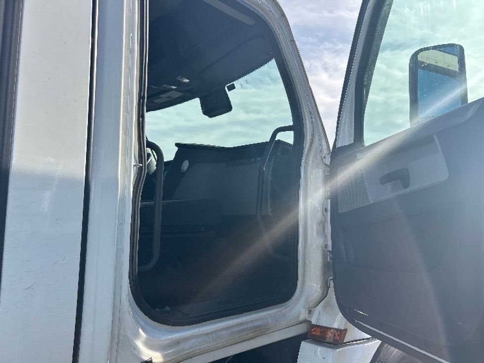 Day Cab Tractor-Heavy Duty Tractors-Freightliner-2021-T12664ST-Louisville-KY-642,919\n\t\tmiles-$ 27,250 - Image 12