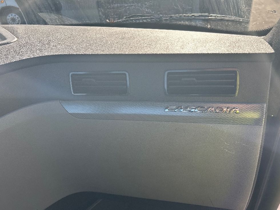 Day Cab Tractor-Heavy Duty Tractors-Freightliner-2021-T12664ST-Louisville-KY-642,919\n\t\tmiles-$ 27,250 - Image 13