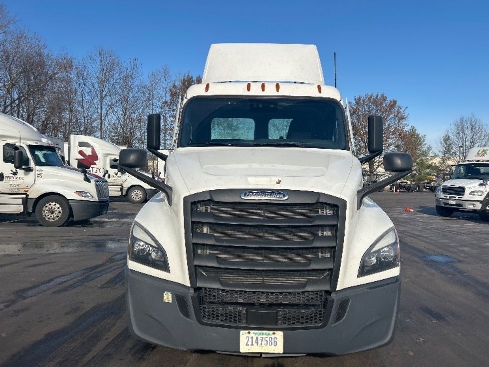 Day Cab Tractor-Heavy Duty Tractors-Freightliner-2021-T12664ST-Louisville-KY-642,919\n\t\tmiles-$ 27,250 - Image 2