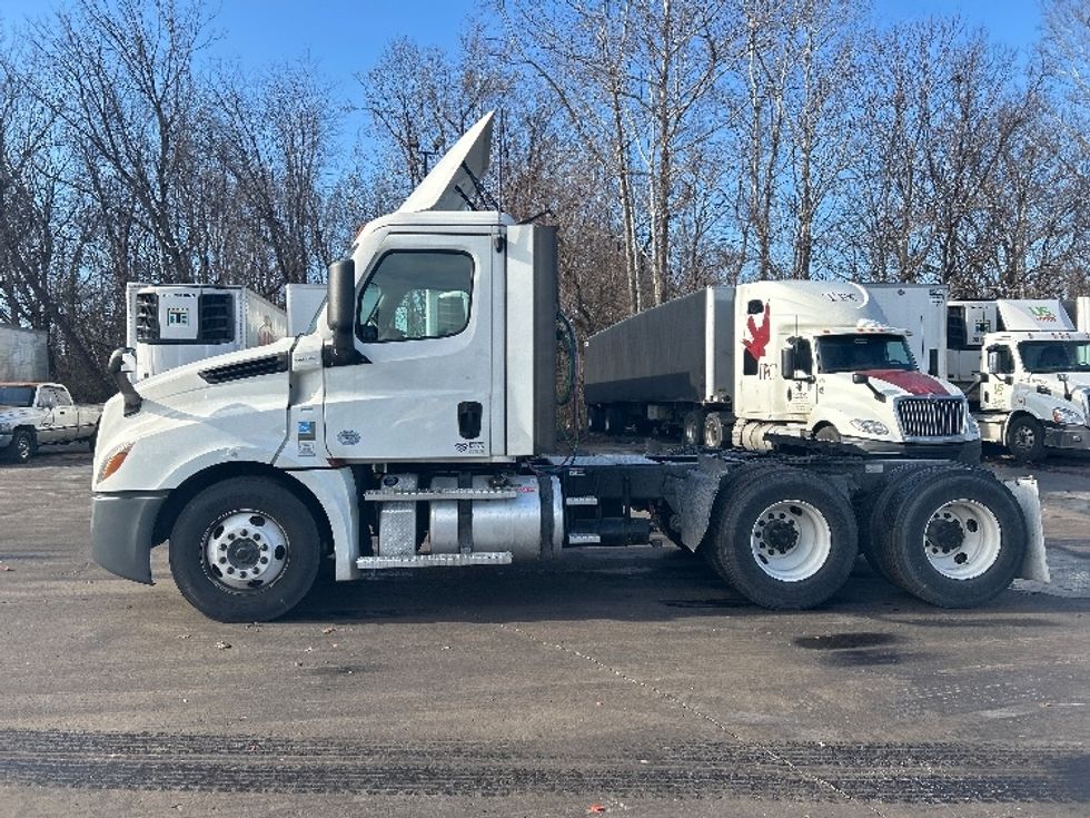Day Cab Tractor-Heavy Duty Tractors-Freightliner-2021-T12664ST-Louisville-KY-642,919\n\t\tmiles-$ 27,250 - Image 4