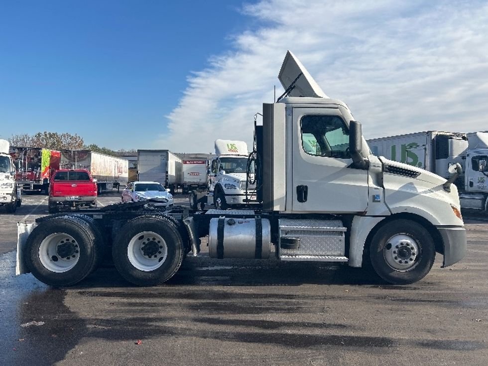Day Cab Tractor-Heavy Duty Tractors-Freightliner-2021-T12664ST-Louisville-KY-642,919\n\t\tmiles-$ 27,250 - Image 8