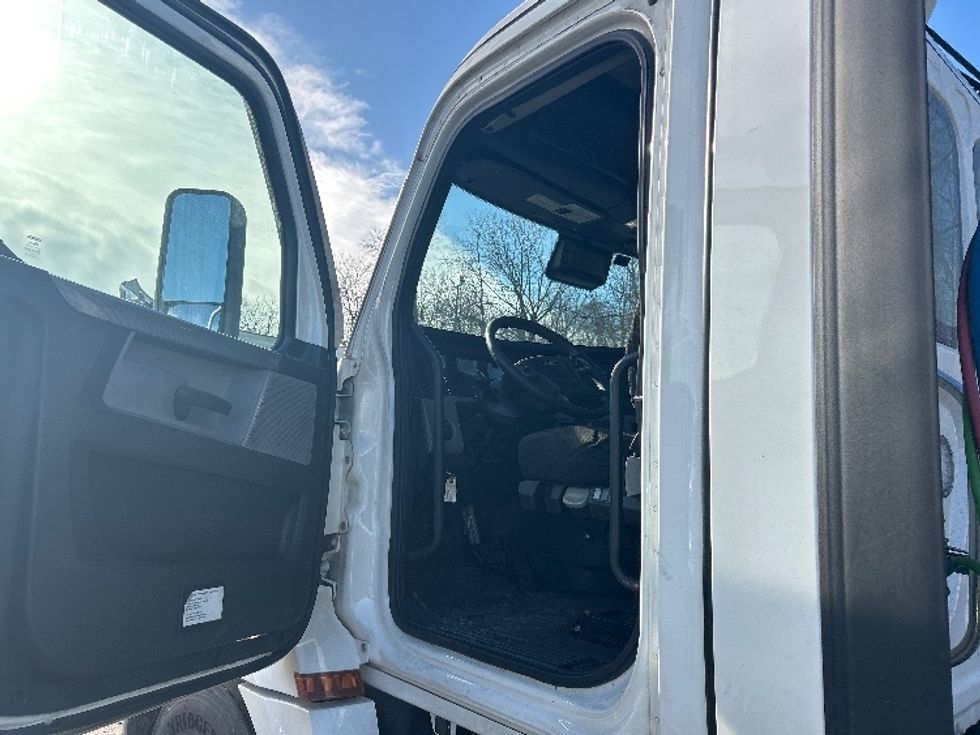 Day Cab Tractor-Heavy Duty Tractors-Freightliner-2021-T12664ST-Louisville-KY-642,919\n\t\tmiles-$ 27,250 - Image 9