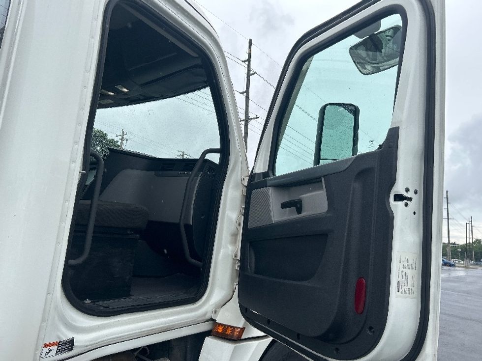 Day Cab Tractor-Heavy Duty Tractors-Freightliner-2021-T12664ST-Lowell-AR-507,577\n\t\tmiles-$ 38,750 - Image 12