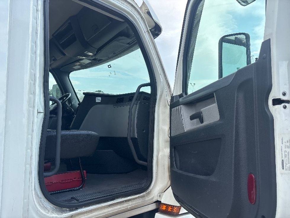 Day Cab Tractor-Heavy Duty Tractors-Freightliner-2021-T12664ST-Loxley-AL-575,488\n\t\tmiles-$ 41,250 - Image 12