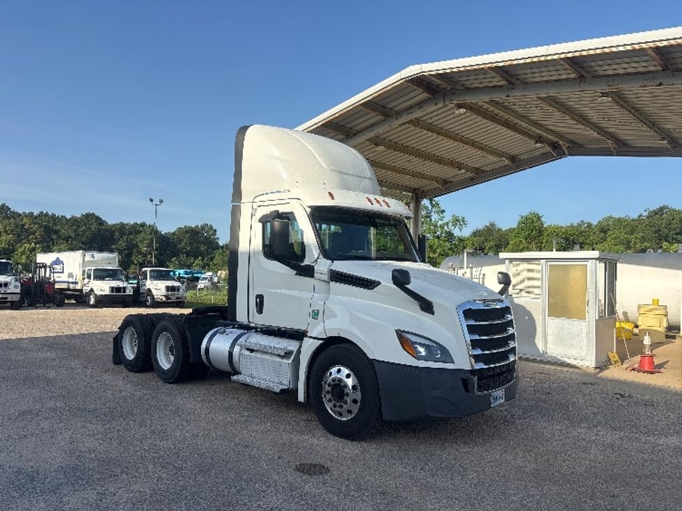 Day Cab Tractor-Heavy Duty Tractors-Freightliner-2021-T12664ST-Loxley-AL-578,850\n\t\tmiles-$ 14,000 - Image 1
