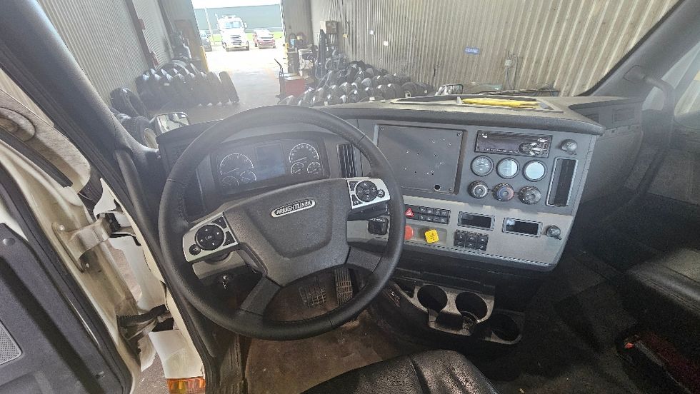 Day Cab Tractor-Heavy Duty Tractors-Freightliner-2021-T12664ST-Loxley-AL-578,850\n\t\tmiles-$ 14,000 - Image 11