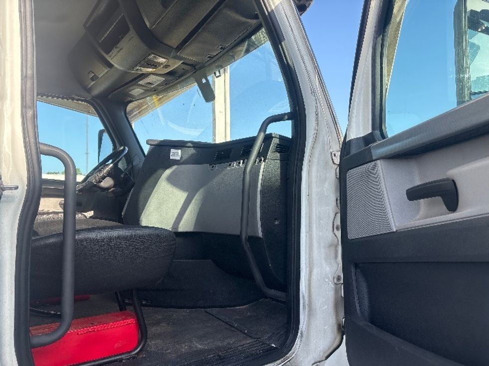 Day Cab Tractor-Heavy Duty Tractors-Freightliner-2021-T12664ST-Loxley-AL-578,850\n\t\tmiles-$ 14,000 - Image 12