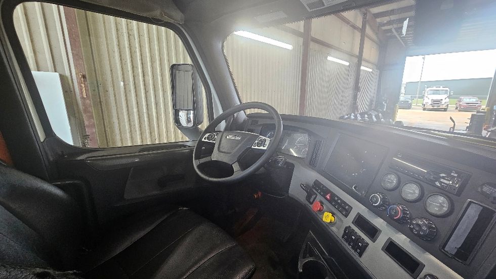Day Cab Tractor-Heavy Duty Tractors-Freightliner-2021-T12664ST-Loxley-AL-578,850\n\t\tmiles-$ 14,000 - Image 14