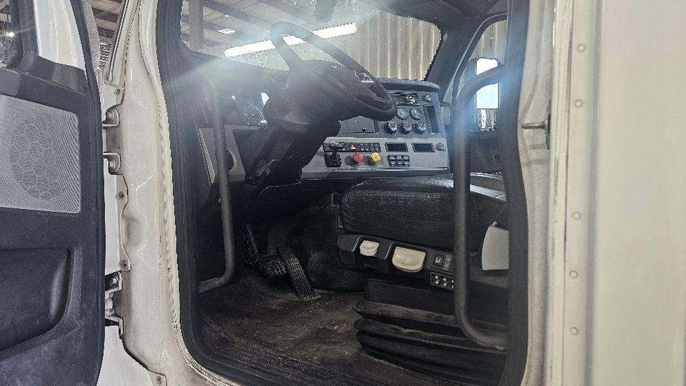 Day Cab Tractor-Heavy Duty Tractors-Freightliner-2021-T12664ST-Loxley-AL-578,850\n\t\tmiles-$ 14,000 - Image 9