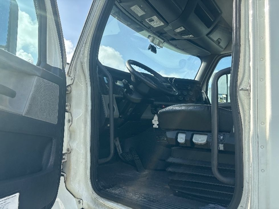 Day Cab Tractor-Heavy Duty Tractors-Freightliner-2021-T12664ST-Loxley-AL-631,141\n\t\tmiles-$ 13,250 - Image 9