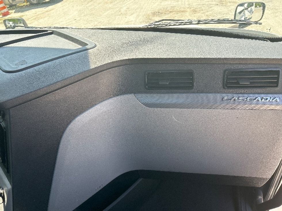 Day Cab Tractor-Heavy Duty Tractors-Freightliner-2021-T12664ST-Macon-GA-410,792\n\t\tmiles-$ 60,500 - Image 13