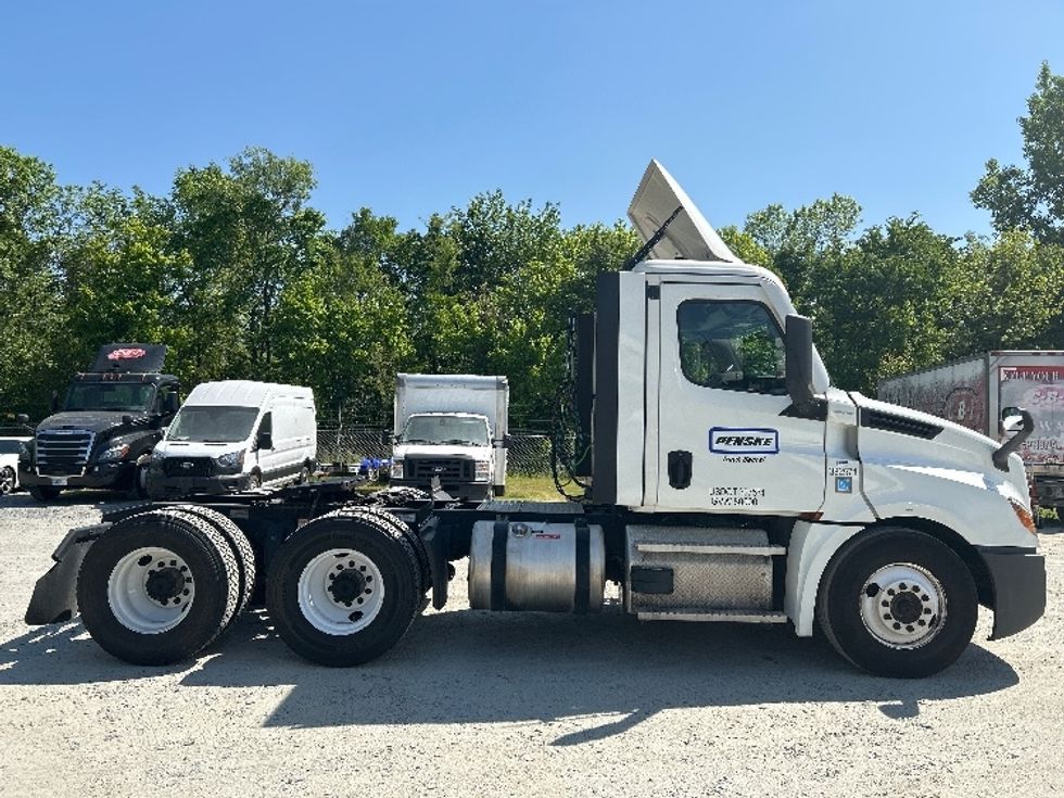 Day Cab Tractor-Heavy Duty Tractors-Freightliner-2021-T12664ST-Macon-GA-410,792\n\t\tmiles-$ 60,500 - Image 8