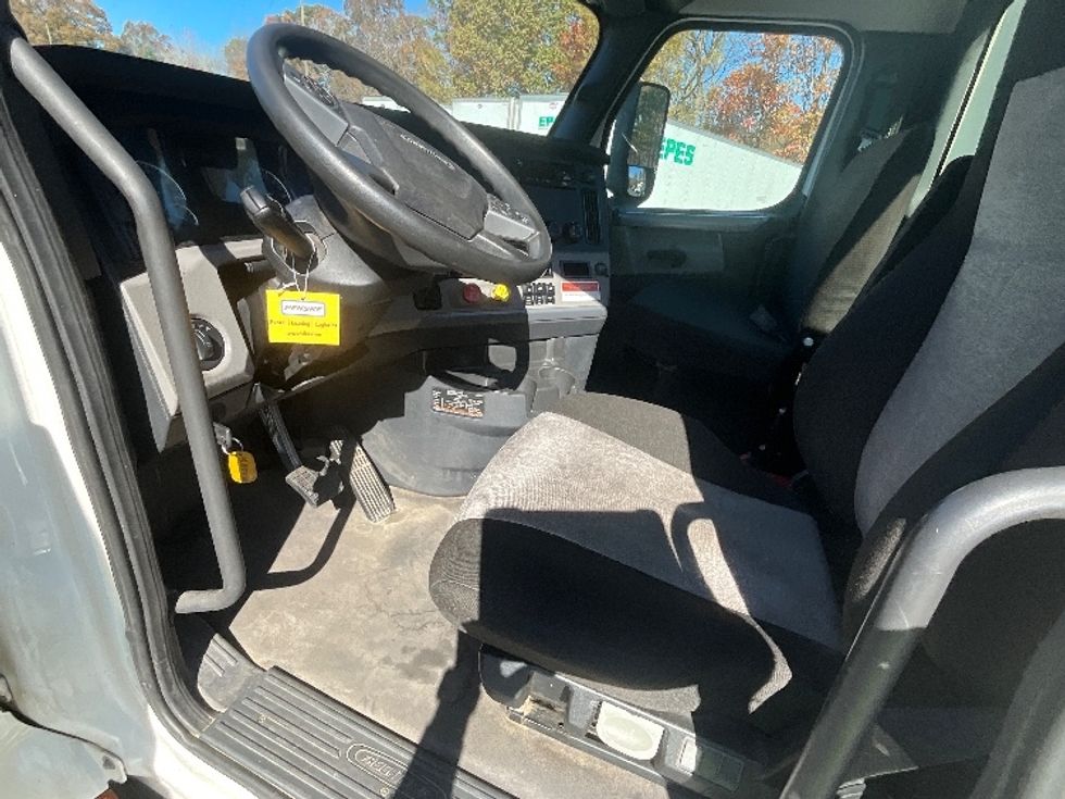 Day Cab Tractor-Heavy Duty Tractors-Freightliner-2021-T12664ST-Mebane-NC-164,534\n\t\tmiles-$ 74,750 - Image 10