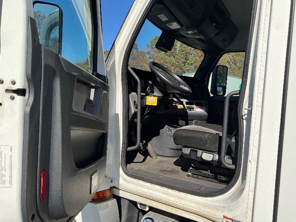 Day Cab Tractor-Heavy Duty Tractors-Freightliner-2021-T12664ST-Mebane-NC-164,534\n\t\tmiles-$ 74,750 - Image 9