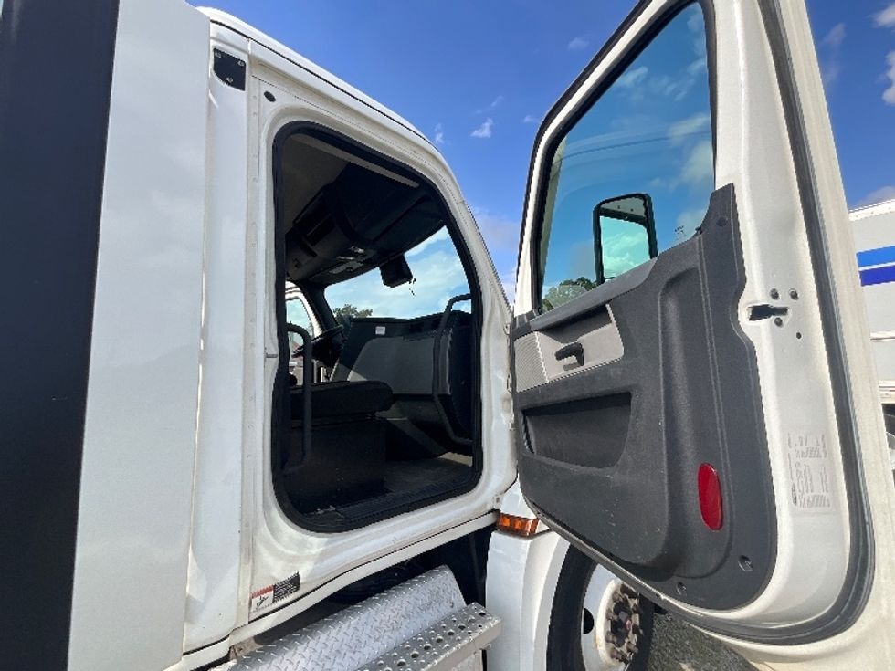 Day Cab Tractor-Heavy Duty Tractors-Freightliner-2021-T12664ST-Mebane-NC-260,196\n\t\tmiles-$ 66,750 - Image 12