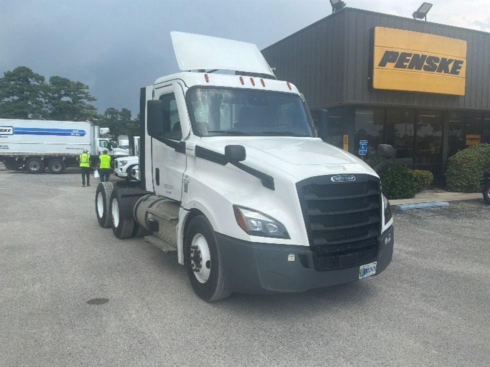 Day Cab Tractor-Heavy Duty Tractors-Freightliner-2021-T12664ST-Mebane-NC-296,111\n\t\tmiles-$ 64,500 - Image 1