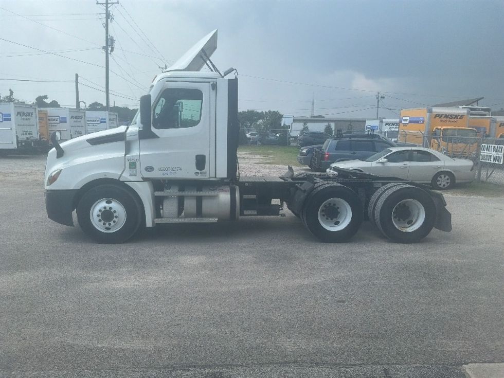 Day Cab Tractor-Heavy Duty Tractors-Freightliner-2021-T12664ST-Mebane-NC-296,111\n\t\tmiles-$ 64,500 - Image 4