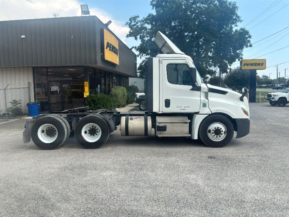 Day Cab Tractor-Heavy Duty Tractors-Freightliner-2021-T12664ST-Mebane-NC-296,111\n\t\tmiles-$ 64,500 - Image 7