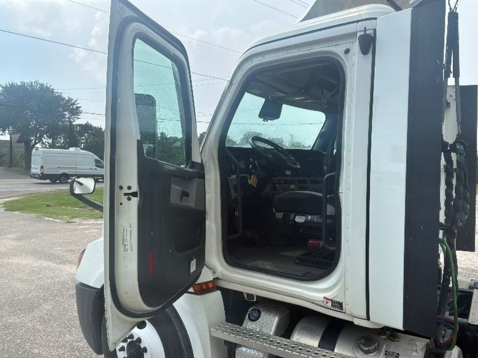 Day Cab Tractor-Heavy Duty Tractors-Freightliner-2021-T12664ST-Mebane-NC-296,111\n\t\tmiles-$ 64,500 - Image 8