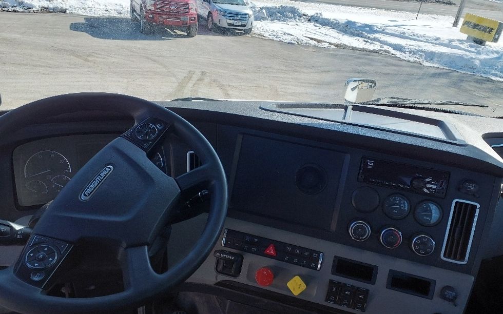 Day Cab Tractor-Heavy Duty Tractors-Freightliner-2021-T12664ST-Medford-MA-602,199\n\t\tmiles-$ 12,500 - Image 11