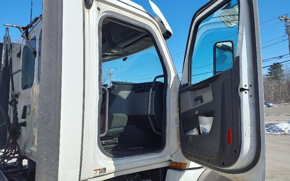 Day Cab Tractor-Heavy Duty Tractors-Freightliner-2021-T12664ST-Medford-MA-602,199\n\t\tmiles-$ 12,500 - Image 12