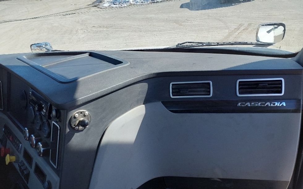 Day Cab Tractor-Heavy Duty Tractors-Freightliner-2021-T12664ST-Medford-MA-602,199\n\t\tmiles-$ 12,500 - Image 13