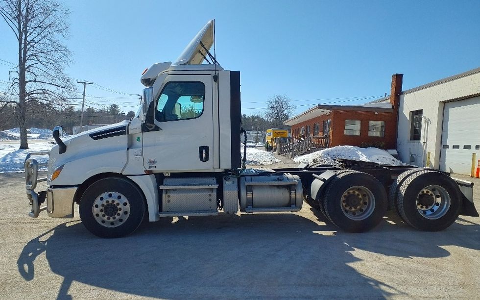 Day Cab Tractor-Heavy Duty Tractors-Freightliner-2021-T12664ST-Medford-MA-602,199\n\t\tmiles-$ 12,500 - Image 4