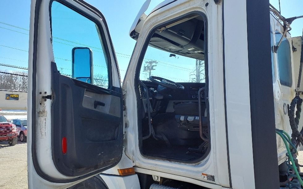 Day Cab Tractor-Heavy Duty Tractors-Freightliner-2021-T12664ST-Medford-MA-602,199\n\t\tmiles-$ 12,500 - Image 9