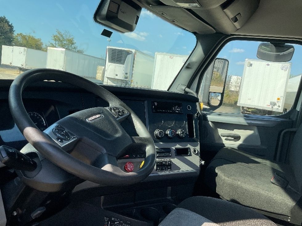 Day Cab Tractor-Heavy Duty Tractors-Freightliner-2021-T12664ST-Melrose Park-IL-361,223\n\t\tmiles-$ 58,750 - Image 10