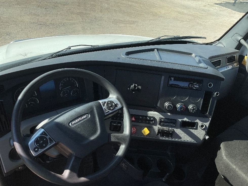 Day Cab Tractor-Heavy Duty Tractors-Freightliner-2021-T12664ST-Melrose Park-IL-361,223\n\t\tmiles-$ 58,750 - Image 11