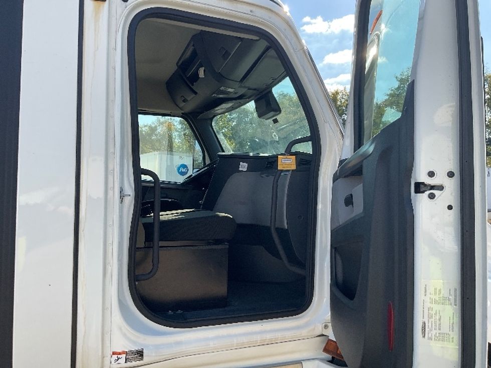 Day Cab Tractor-Heavy Duty Tractors-Freightliner-2021-T12664ST-Melrose Park-IL-361,223\n\t\tmiles-$ 58,750 - Image 12