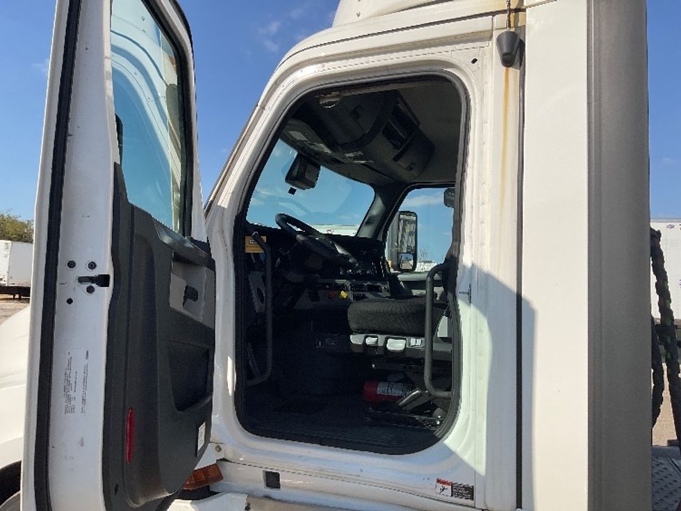 Day Cab Tractor-Heavy Duty Tractors-Freightliner-2021-T12664ST-Melrose Park-IL-361,223\n\t\tmiles-$ 58,750 - Image 9