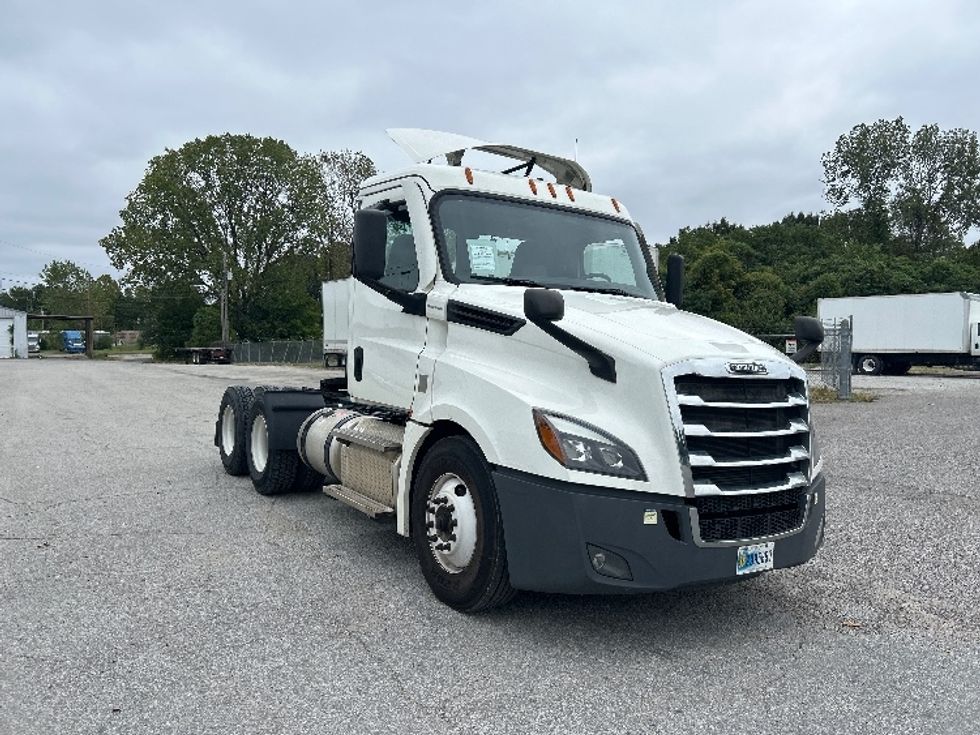 Day Cab Tractor-Heavy Duty Tractors-Freightliner-2021-T12664ST-Memphis-TN-172,455\n\t\tmiles-$ 73,500 - Image 1