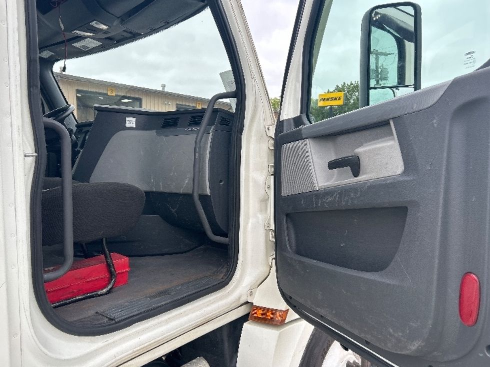 Day Cab Tractor-Heavy Duty Tractors-Freightliner-2021-T12664ST-Memphis-TN-172,455\n\t\tmiles-$ 73,500 - Image 12