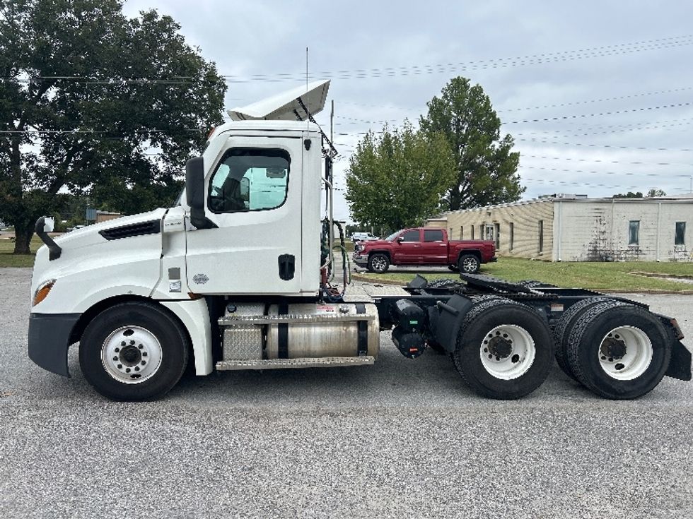 Day Cab Tractor-Heavy Duty Tractors-Freightliner-2021-T12664ST-Memphis-TN-172,455\n\t\tmiles-$ 73,500 - Image 4