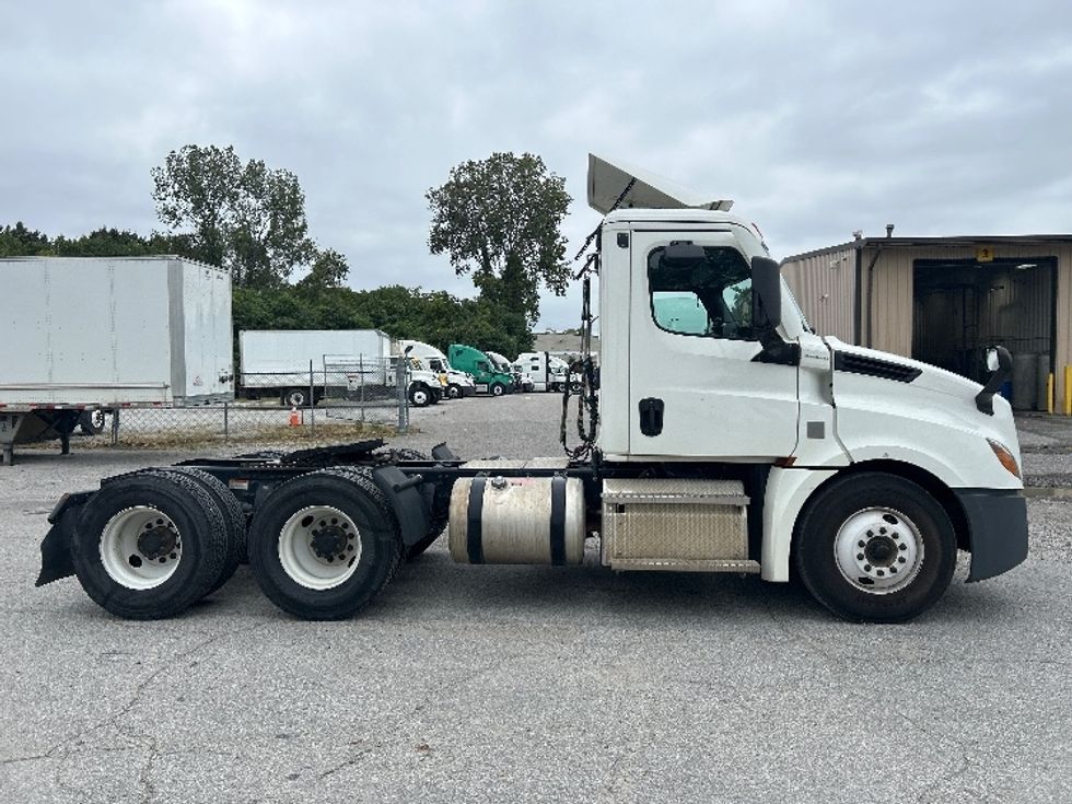 Day Cab Tractor-Heavy Duty Tractors-Freightliner-2021-T12664ST-Memphis-TN-172,455\n\t\tmiles-$ 73,500 - Image 8