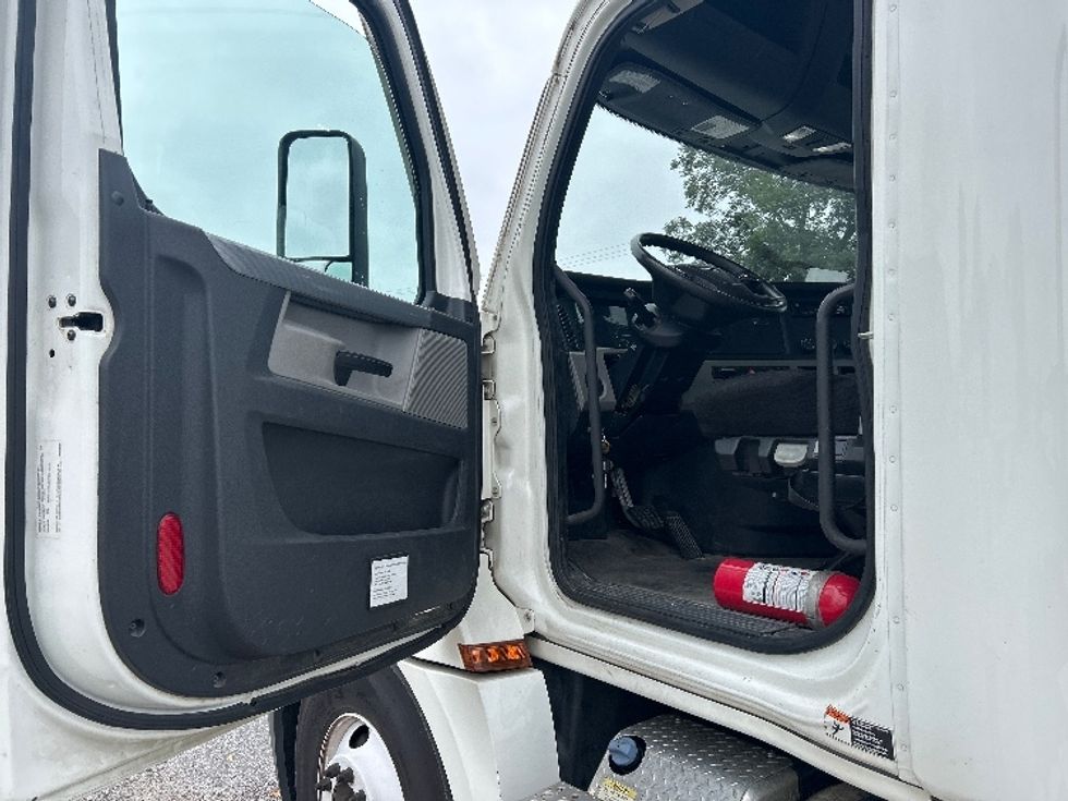 Day Cab Tractor-Heavy Duty Tractors-Freightliner-2021-T12664ST-Memphis-TN-172,455\n\t\tmiles-$ 73,500 - Image 9