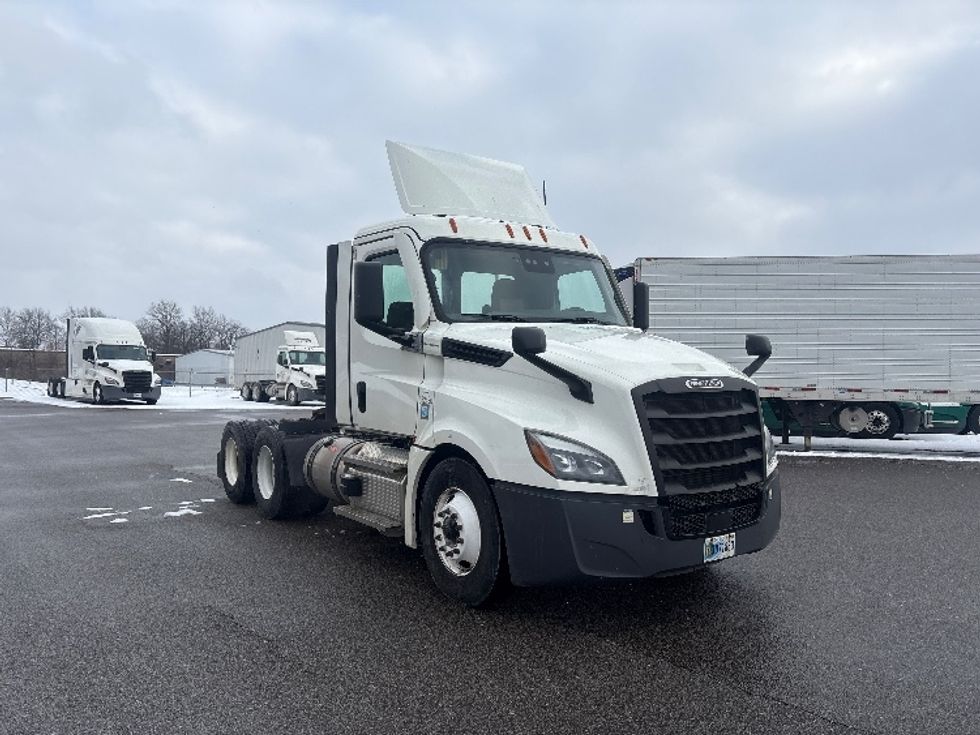Day Cab Tractor-Heavy Duty Tractors-Freightliner-2021-T12664ST-Middlefield-OH-240,655\n\t\tmiles-$ 61,250 - Image 1