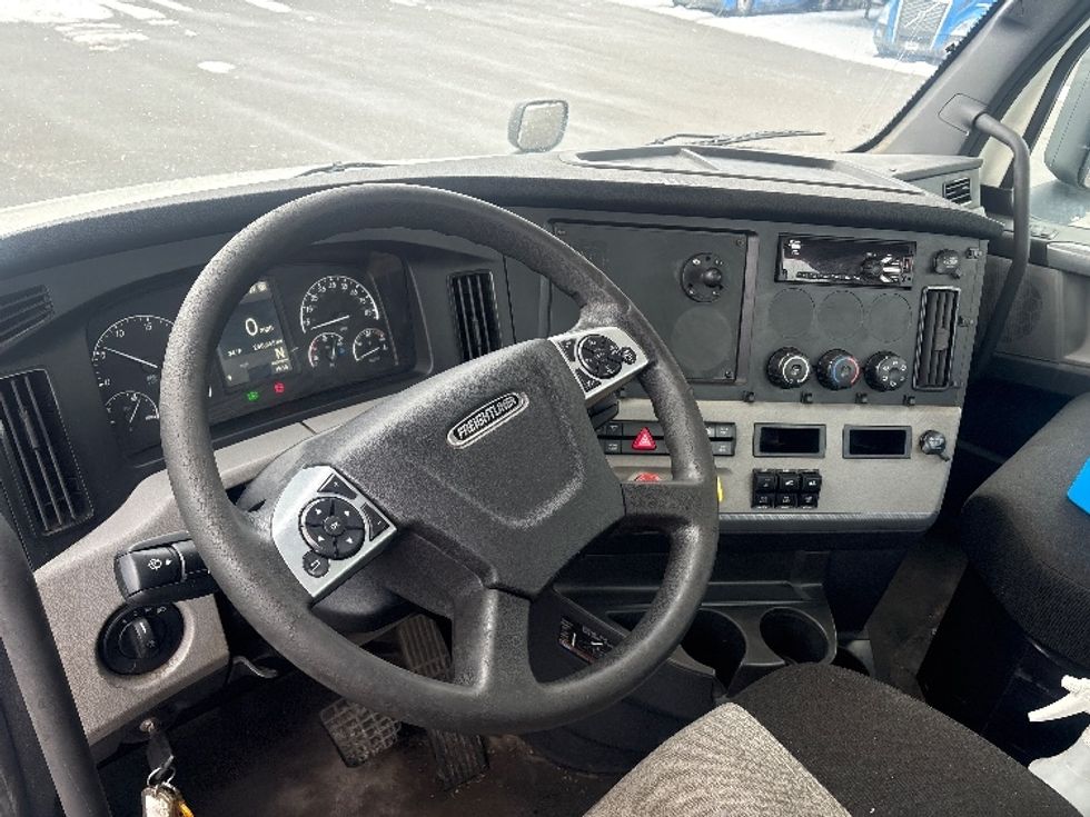 Day Cab Tractor-Heavy Duty Tractors-Freightliner-2021-T12664ST-Middlefield-OH-240,655\n\t\tmiles-$ 61,250 - Image 10