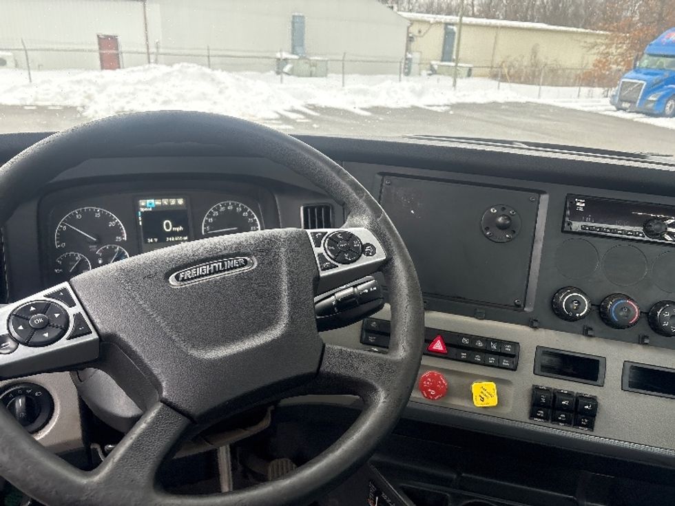 Day Cab Tractor-Heavy Duty Tractors-Freightliner-2021-T12664ST-Middlefield-OH-240,655\n\t\tmiles-$ 61,250 - Image 11