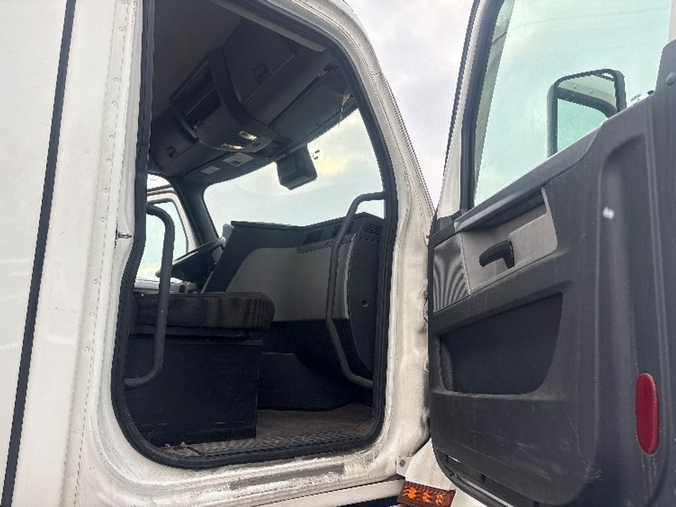 Day Cab Tractor-Heavy Duty Tractors-Freightliner-2021-T12664ST-Middlefield-OH-240,655\n\t\tmiles-$ 61,250 - Image 12