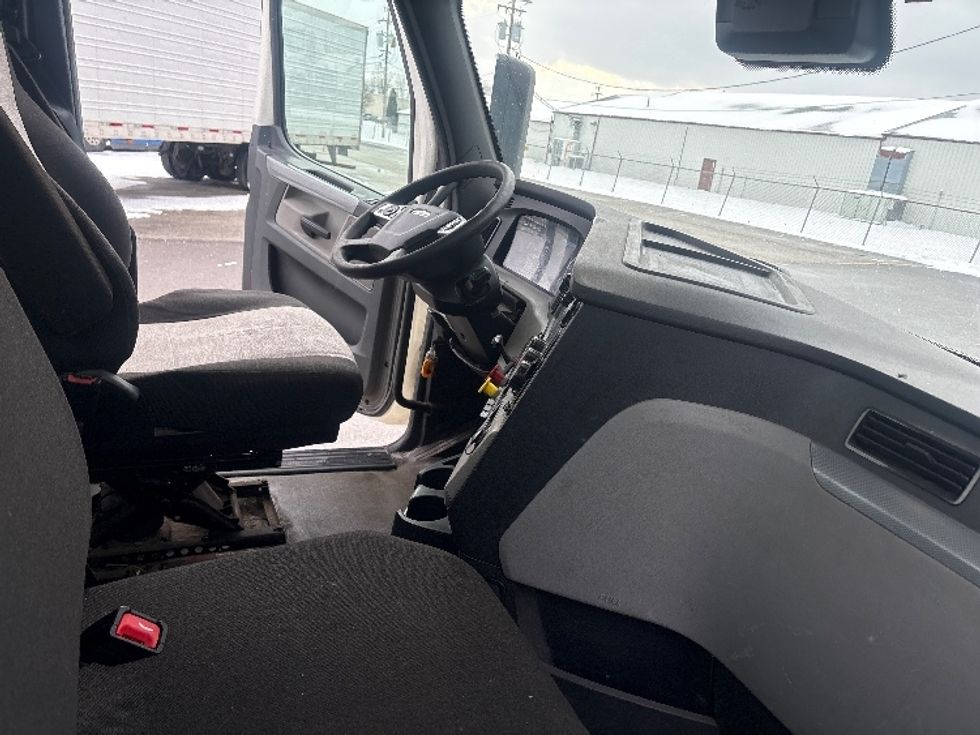 Day Cab Tractor-Heavy Duty Tractors-Freightliner-2021-T12664ST-Middlefield-OH-240,655\n\t\tmiles-$ 61,250 - Image 14