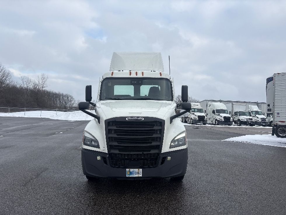 Day Cab Tractor-Heavy Duty Tractors-Freightliner-2021-T12664ST-Middlefield-OH-240,655\n\t\tmiles-$ 61,250 - Image 2