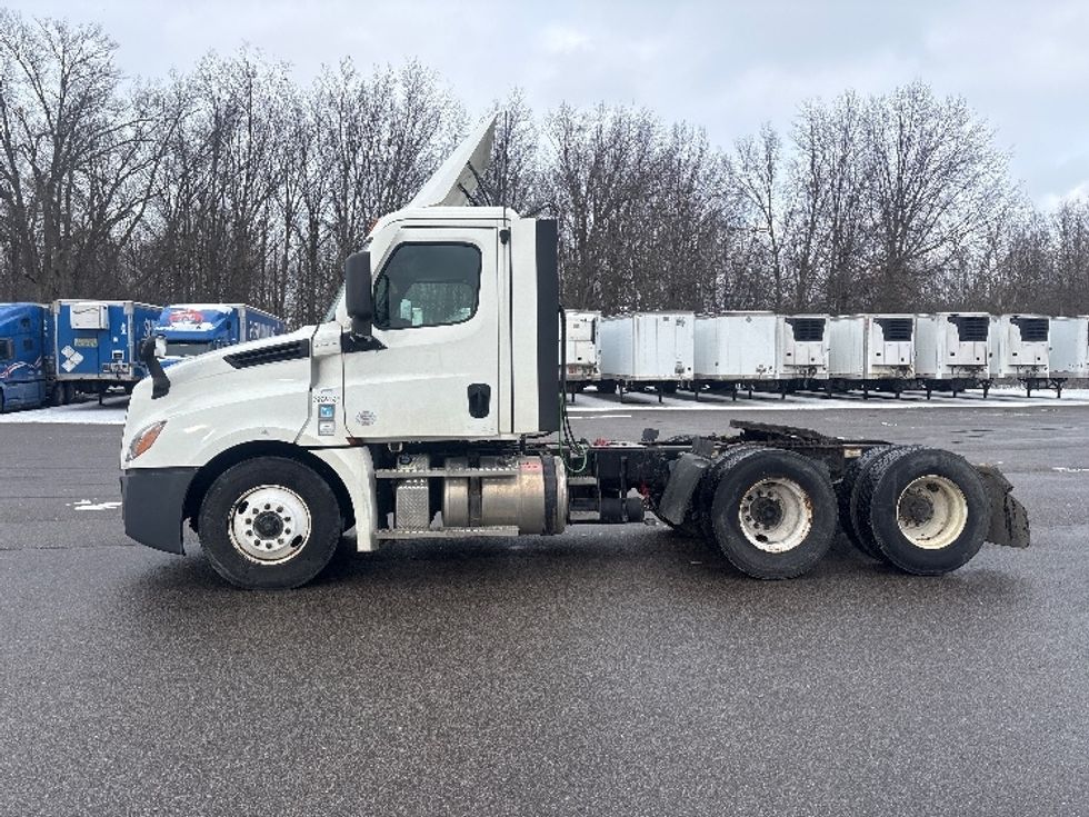 Day Cab Tractor-Heavy Duty Tractors-Freightliner-2021-T12664ST-Middlefield-OH-240,655\n\t\tmiles-$ 61,250 - Image 4
