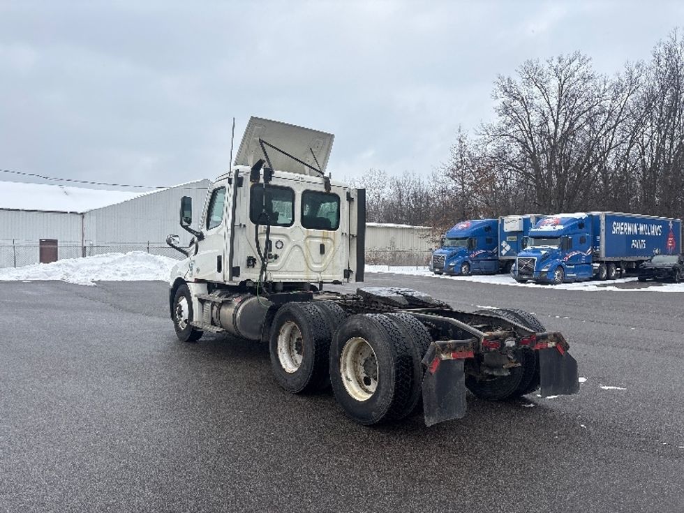 Day Cab Tractor-Heavy Duty Tractors-Freightliner-2021-T12664ST-Middlefield-OH-240,655\n\t\tmiles-$ 61,250 - Image 5