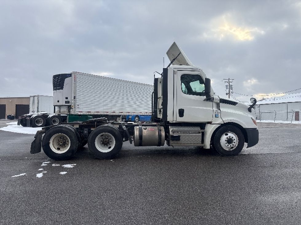 Day Cab Tractor-Heavy Duty Tractors-Freightliner-2021-T12664ST-Middlefield-OH-240,655\n\t\tmiles-$ 61,250 - Image 8