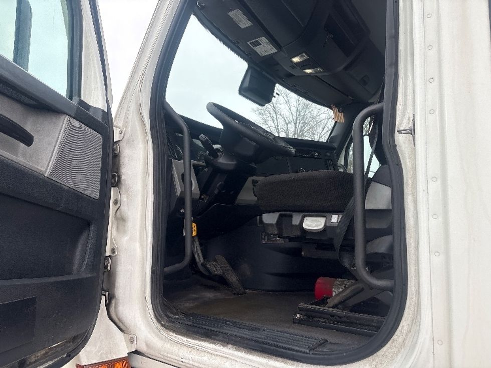 Day Cab Tractor-Heavy Duty Tractors-Freightliner-2021-T12664ST-Middlefield-OH-240,655\n\t\tmiles-$ 61,250 - Image 9